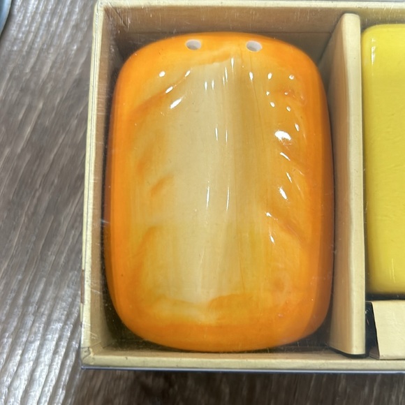 Bread And Butter Salt And Pepper Shaker Set - Picture 8 of 8